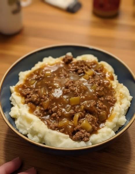 Beef and Gravy with Mashed Potatoes