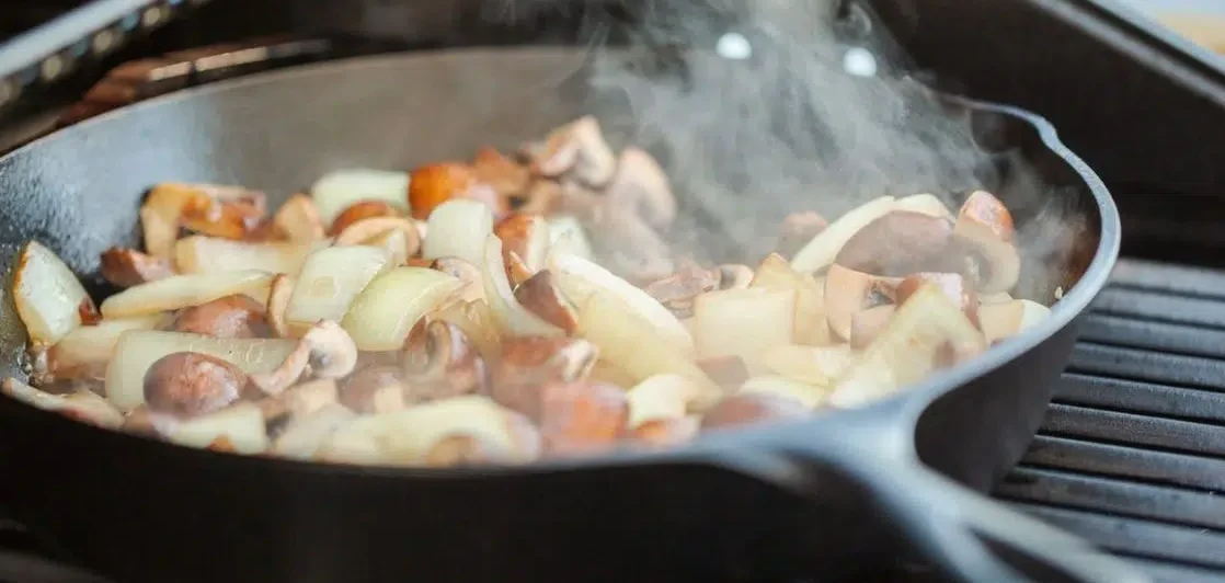 Things You Should Never Cook In A Cast Iron Pan