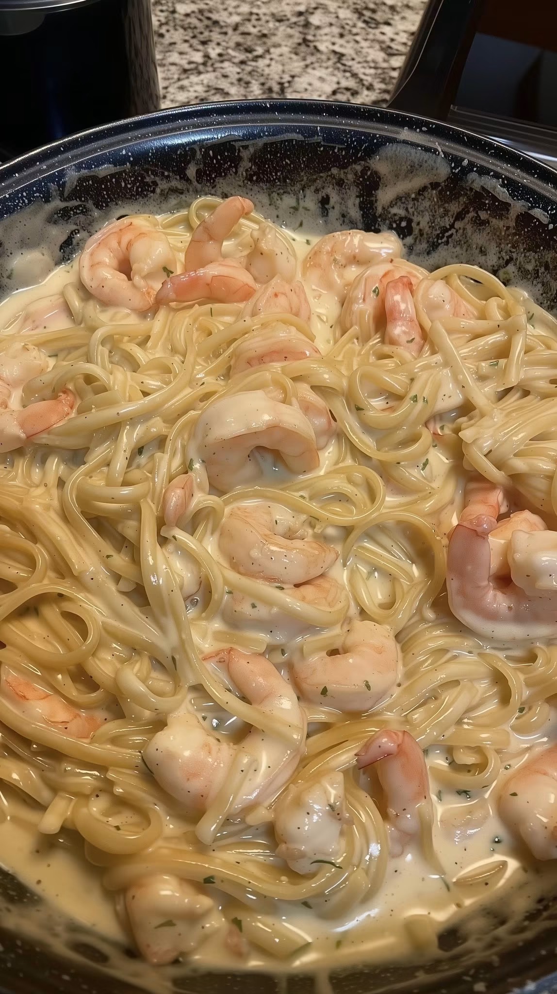 Creamy Garlic Shrimp and Scallop Linguine